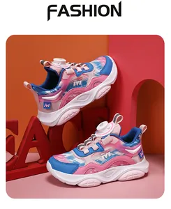 Vista detallada de zapatillas para niña rosa y azul con sistema de cierre giratorio
