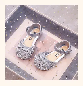 Chaussures de princesse argentées à strass pour filles avec nœud en perles étincelantes