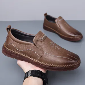 Premium Leder-Slipper für Herren in Braun mit weicher Sohle und handgenähten Details