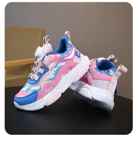 Vista detallada de las zapatillas deportivas rosas y azules para niñas con cierre giratorio