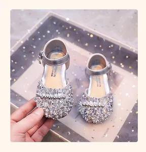 Vue détaillée de chaussures de princesse argentées pour filles avec strass et perles complexes