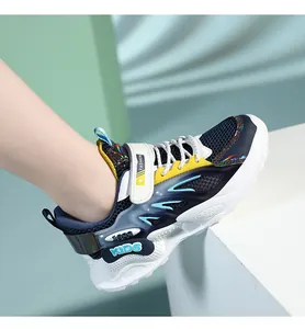 Vista detallada de las zapatillas de running de malla transpirable para niños y niñas