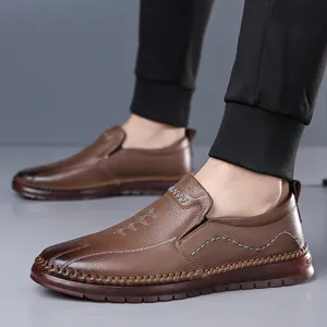 Herren Slipper aus echtem braunem Leder mit weicher Sohle und Ziernähten für Alltag