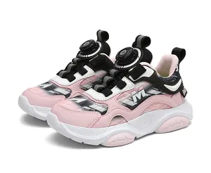Detalle de zapatillas gruesas rosa y blanco para niña con cierre de hebilla giratoria