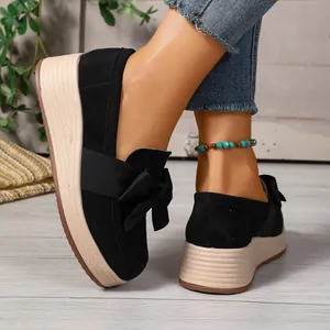 Detaillierte Ansicht schwarzer Plateau-Loafer aus Wildleder mit eleganter Schleife