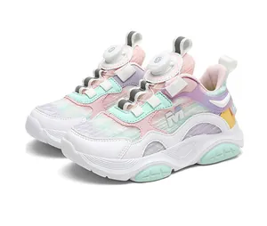 Vista detallada de zapatillas chunky para niñas en tonos pastel con cierre de hebilla giratoria