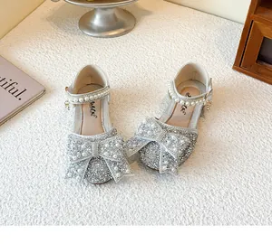 Detailansicht der silbernen Glitzerschuhe für Mädchen mit großer Perlen- und Schleife