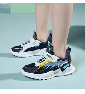 Primer plano de zapatillas transpirables para niños con malla y correa FASHION