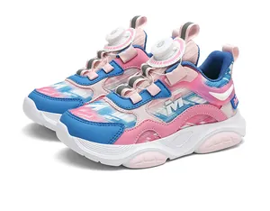 Vista lateral de zapatillas chunky rosas y azules para niñas con cierre rotativo.