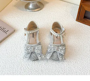 Detailansicht silberne Glitzer-Prinzessinnenschuhe für Mädchen mit Perlen-Schleife