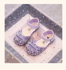 Vue détaillée des chaussures de princesse à strass violets avec une bride pailletée.