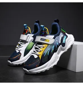 Vista lateral de zapatillas de deporte infantiles con malla y detalles tornasolados