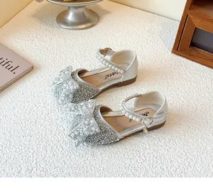 Detailansicht der silbernen glitzernden Prinzessinnenschuhe für Mädchen mit Perlenbögen