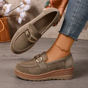 Detailansicht von Plateau-Loafers aus Wildleder mit goldener Kettenverzierung für Damen.
