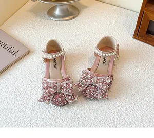 Detailansicht von rosa Prinzessinnenschuhen für Mädchen mit Glitzerschleife und Perle
