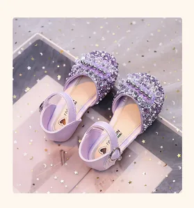 Détail de chaussures de princesse violettes pour filles avec strass brillants et semelle souple