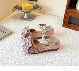 Detailansicht der glitzernden rosa Prinzessinnenschuhe für Mädchen mit Paillettenschleifen