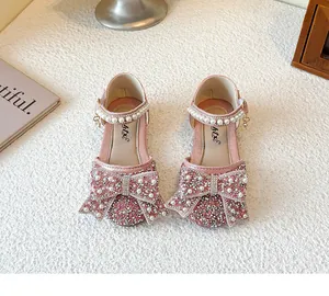 Detailansicht der rosa Prinzessinnenschuhe für Mädchen mit glitzernden Strasssteinen