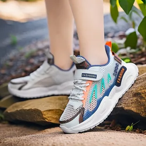Zapatillas de malla transpirable para niños en blanco y azul para deportes de verano al aire libre