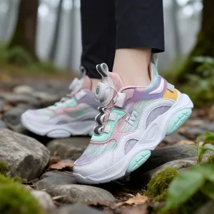 Zapatillas deportivas coloridas para niñas con cierre de hebilla giratoria en campo