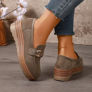 Detailansicht von Damen-Slipper-Plateau-Schuhen aus khakifarbenem Wildleder mit Schnalle.