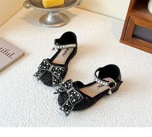 Detailansicht schwarze Mädchen Prinzessinnenschuhe mit Perlen und Glitzerschleife
