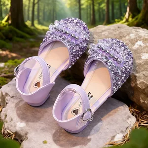 Chaussures de princesse violettes scintillantes à strass pour filles sur rochers de forêt