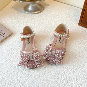 Glitzernde rosa Mädchen Prinzessinnenschuhe mit großer Paillettenschleife und Perlenriemen