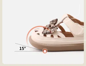 Detailansicht der beigen Ledersandalen für Mädchen mit ergonomischer 15-Grad-Zehenkurve