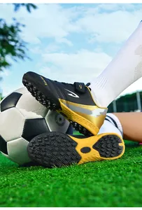 Vue détaillée de chaussures de football pour enfants avec semelle en caoutchouc TF