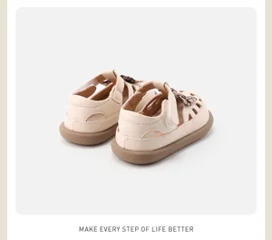 Nahaufnahme der cremefarbenen Kleinkindsandalen mit weicher Gummisohle und Ferse