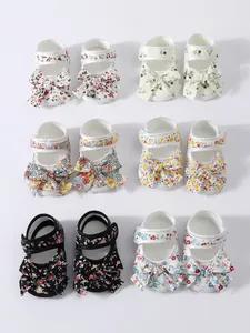 Auswahl an geblümten Baby-Prinzessin-Schuhen mit Schleifen in verschiedenen Farben