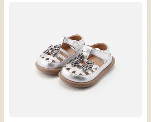 Seitenansicht silberner Mädchen-Sandalen mit karierter Schleife