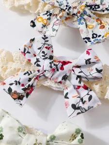 Nahaufnahme der vintage floralen Schleife und zarten cremefarbenen Spitze am Baby-Stirnband