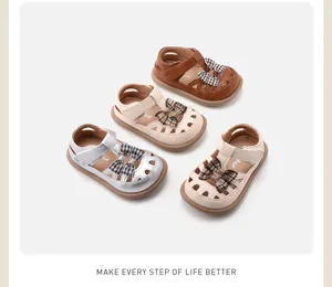 Geschlossene Sandalen für Kleinkinder in verschiedenen Farben wie Beige und Silber
