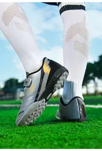 Vue détaillée de chaussures de football TF pour enfants sur un terrain de sport en gazon synthétique