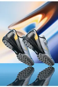 Chaussures de foot enfant avec crampons TF pour entraînement sur gazon synthétique.