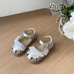 Mignonnes sandales argentées pour petites filles avec dentelle et semelle souple été