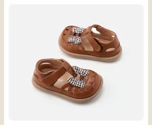 Braune geschlossene Sandalen für Kleinkinder mit niedlichen Karoschleifen und Lochmuster