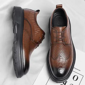 Zapatos formales perforados para hombre en marrón con punta degradada negra y suela gruesa
