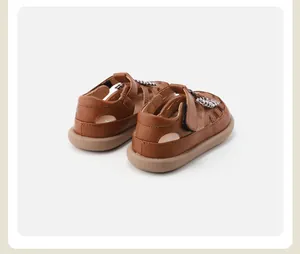 Detailansicht der braunen Lauflern-Sandalen für Mädchen mit einer karierten Schleife