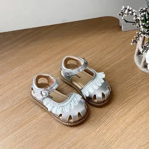 Élégantes sandales argentées pour bébé fille avec volants et semelles souples pour l'été