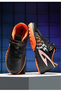 Vista dettagliata delle scarpe da calcio per bambini con velcro e tomaia testurizzata.