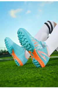 Dettaglio delle scarpe da calcio TF antiscivolo in blu vivace e arancione