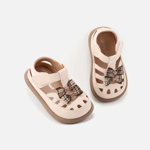 Sandali in pelle beige chiusi per bambini con fiocco a quadri marroni e suola morbida
