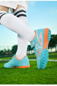 Primo piano professionale di scarpe da calcio blu per bambini con chiusura a strappo