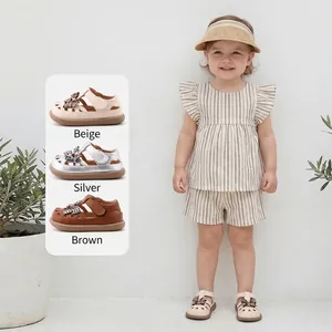 Sandali chiusi da neonata con suola morbida, disponibili in beige, argento e marrone.
