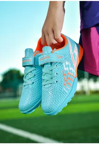 Primo piano di scarpe da calcio per bambini con velcro e tomaia testurizzata blu