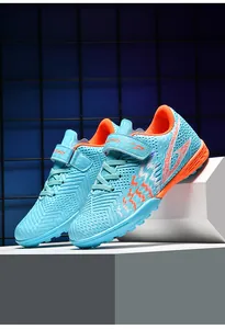 Vista dettagliata delle scarpe da calcio TF azzurre per bambini con cinturino in velcro