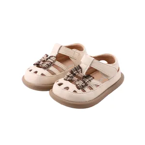 Sandali chiusi crema per neonata con suola morbida e fiocco a quadretti decorativo